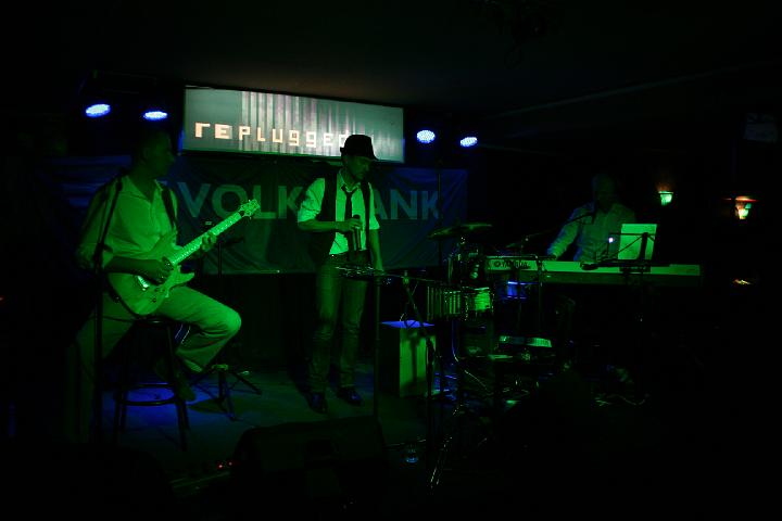 2008-11-28 M3_live at replugged 101.jpg